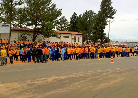 Caetité: Funcionários de empresas eólicas param atividades e protestam por melhores salários