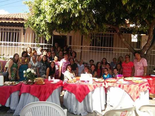 Café da manhã em homenagem ao Dia das Mães é realizado na Rua Ester Gondim em Brumado