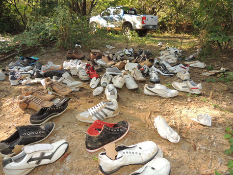 Brumado: Polícia encontra mais de 100 pés de calçados piratas em matagal