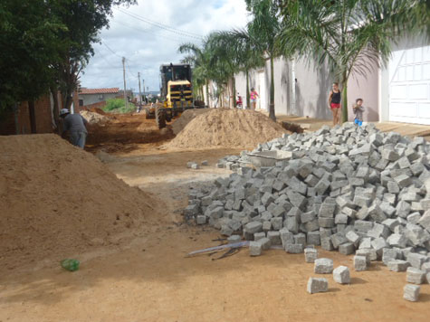 Brumado: Santinho comemora início de obra na Avenida Clemente Gomes