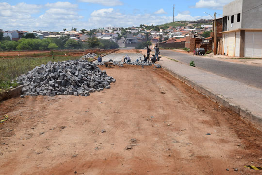 Prefeitura retoma pavimentação da Rua Israel Dias em Brumado