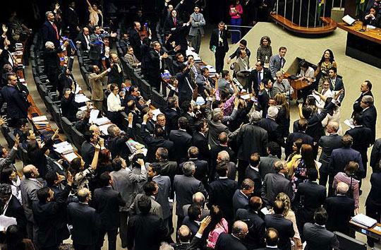 Câmara aprova terceirização e projeto segue para Senado