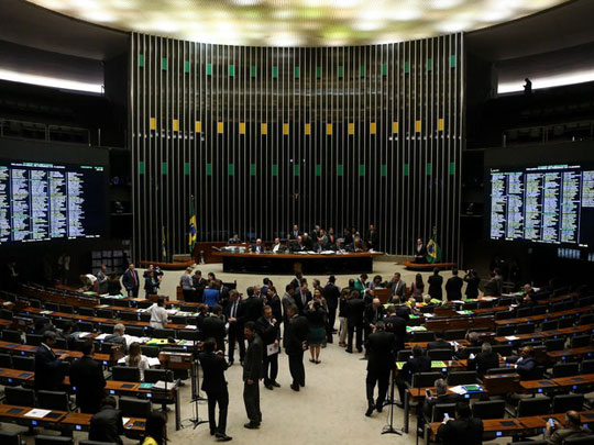 Câmara vota hoje o impeachment após quase 43h de sessão