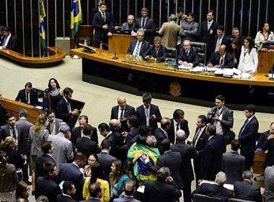 Câmara aprova comissão do impeachment contra Dilma Rousseff