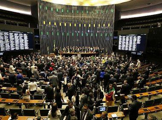 Câmara dos Deputados abre sessão para votar pedido de impeachment de Dilma