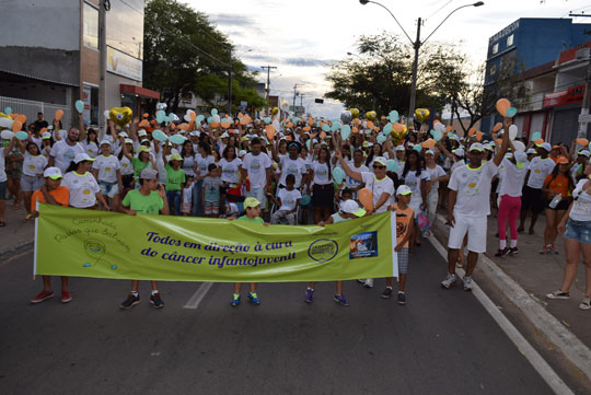 Brumadenses fazem caminhada em campanha contra o câncer infanto-juvenil