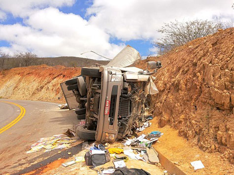 Rio de Contas: Caminhão baú com livros didáticos tomba na BA-148