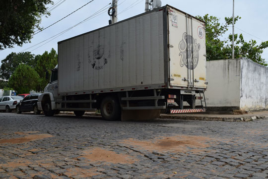 Brumado: Caminhão baú é arrombado e tem mercadorias roubadas no mercado municipal