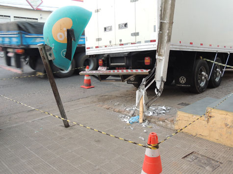 Brumado: Caminhão baú colide com orelhão e poste na Avenida Centenário 