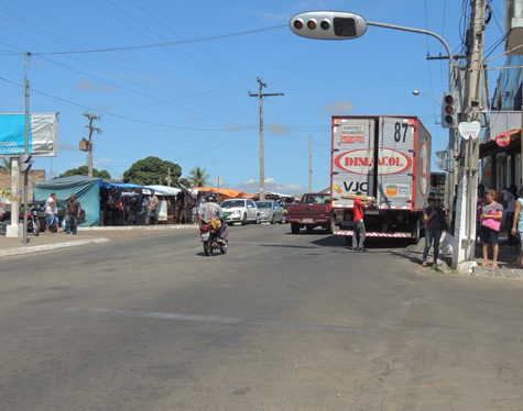 Brumado: Caminhão baú causa transtorno na Avenida Antônio Mourão Guimarães