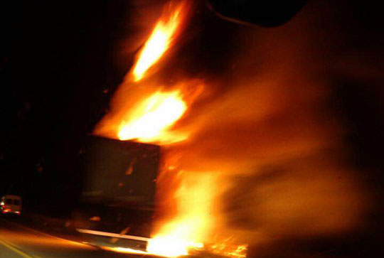 BA-262: Caminhão baú pega fogo no Distrito de Vila Mariana em Caraíbas