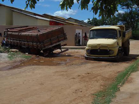 Brumado: Caminhão e caçamba ficam atolados no caminho da cascaeira