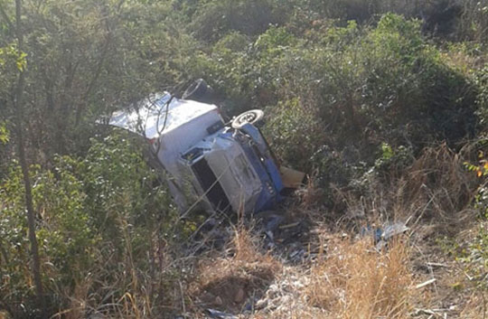 BA-148: Caminhão tomba na Serra das Almas e homem é detido acusado de saquear a carga