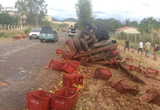 BA-142: Caminhão carregado com tomate tomba entre Tanhaçu e Ituaçu