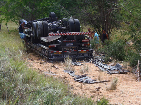 Brumado: Motorista dorme e caminhão carregado com milho tomba na BR-030