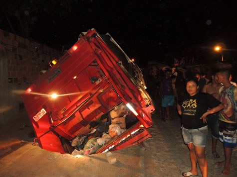 Brumado: Gari fica presos às ferragens em acidente envolvendo caminhão de lixo
