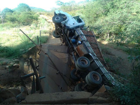 Caetité: Ponte desaba com peso de caminhão carregado com blocos