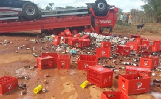 Acidente com caminhão de distribuidora de bebidas de Brumado é registrado na BA-142