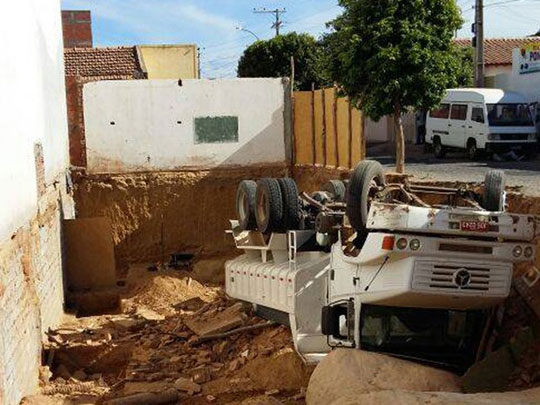 Buraco 'engole' caminhão após parte de rua ceder em Guanambi