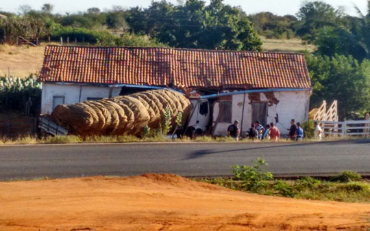 Caminhão invade casa no trevo de acesso a cidade de Lagoa Real