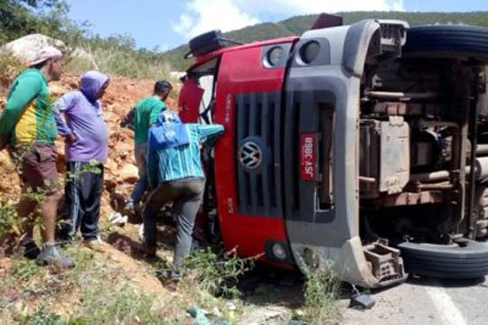 Chapada Diamantina: Caminhão carregado de maracujá tomba na BA-148 em Rio de Contas