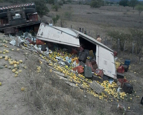 Tanhaçu: Caminhão com maracujá tomba na BA-407