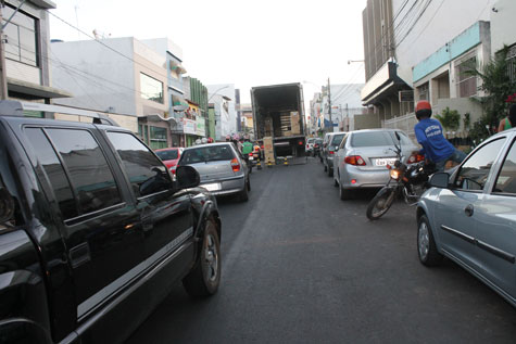 Brumado: Caminhão obstrui via para descarregar em agência bancária