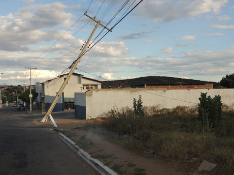 Brumado: Caminhão tanque da Petrobras derruba poste na Avenida Lindolfo Brito