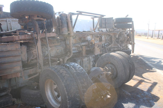 Brumado: Barra de transmissão quebra e caminhão pipa tomba na BA-262
