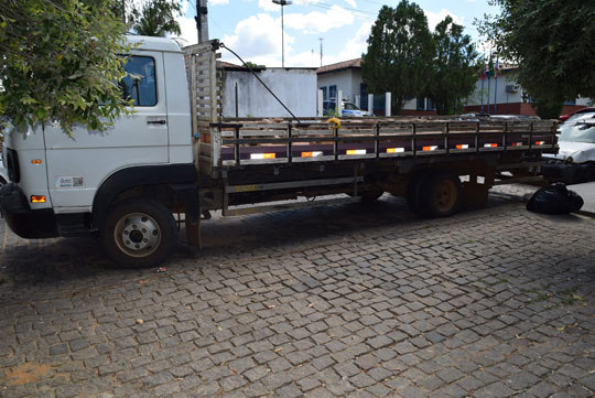 Brumado: Polícia apreende caminhão com restrição de roubo; veículo pode ter sido usado em furto de tijolos