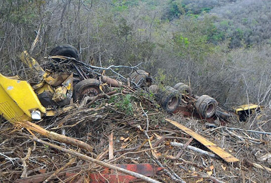 Caminhão tomba no trecho conhecido como 'curva da morte' na BA-148 em Rio de Contas