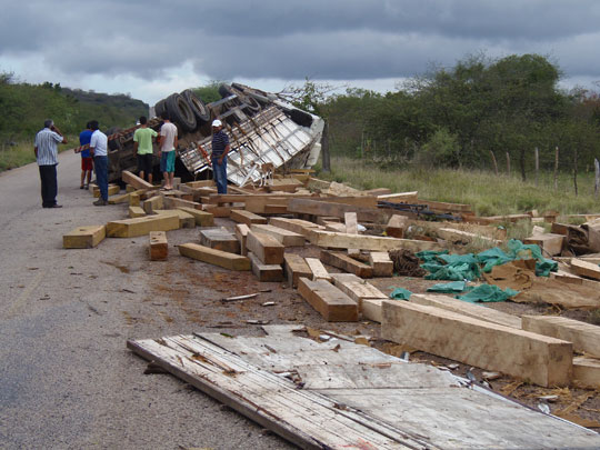 Brumado: Motorista dorme ao volante e tomba caminhão carregado de madeira na BR-030