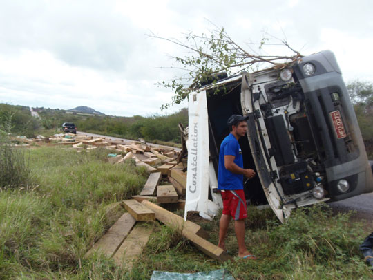 Brumado: Motorista dorme ao volante e tomba caminhão carregado de madeira na BR-030