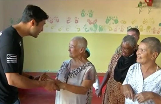 Campanha faz 'adoção de mães' em abrigo de Goiás