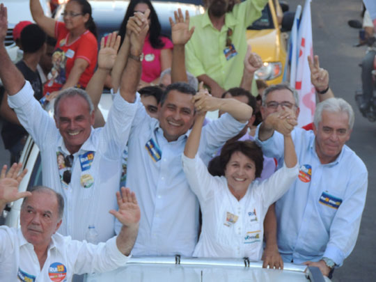 Prefeito e suplente ao senado não se manifestam quanto às saídas de órgãos e irrita brumadenses