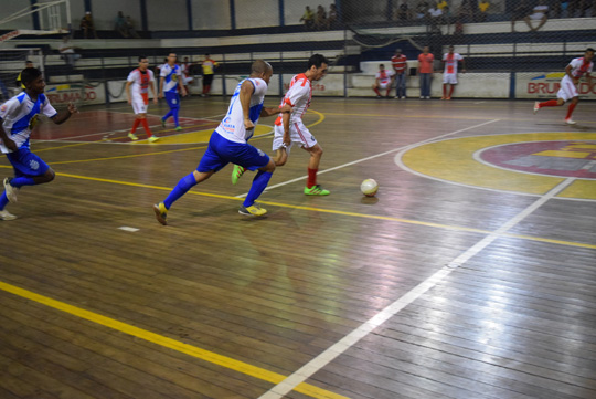 Big Lanches e Ajax saem na frente nas semifinais do campeonato brumadense de futsal