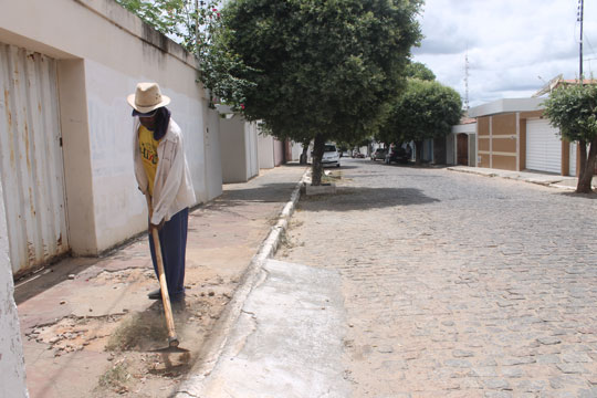 Brumado: Prefeitura retoma capina em ruas e cemitérios