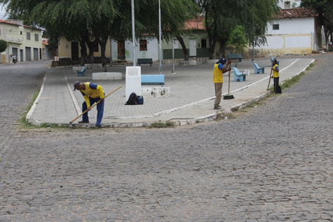 Secretaria de infraestrutura inicia trabalhos de capina em Brumado