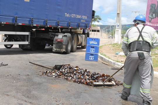 Parte de uma carga de cerveja vira em Brumado