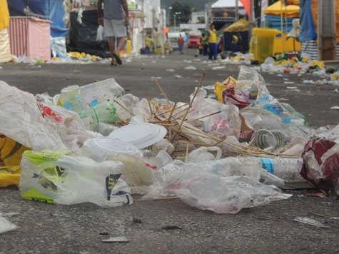 Brumado: Toneladas de lixo estão sendo retiradas diariamente do circuito do carnaval