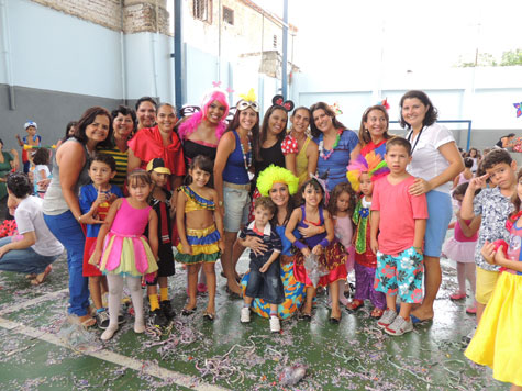 Brumado: Centro Educacional Monteiro Lobato realiza carnaval com professores e alunos