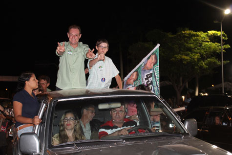 Eleições 2014: Gilson Dias encerra campanha com grande carreata em Brumado