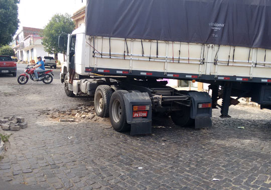 Carreta com carga de 20 toneladas atola no Mercado Municipal de Brumado