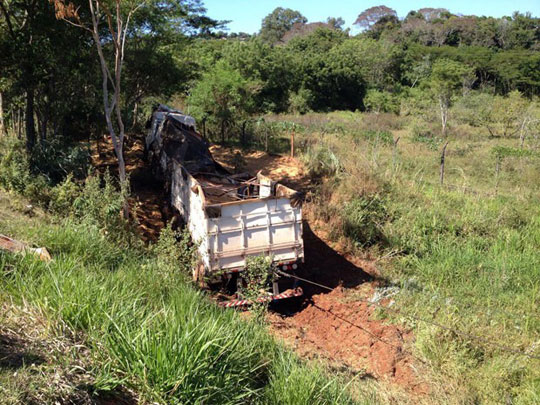 Com policiais, motorista joga carreta para evitar prisão: 'Morrem comigo'