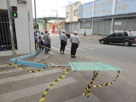 Brumado: Carreta derruba placa de sinalização no centro comercial