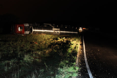 Brumado: Carreta transportando gasolina tomba no trevo da BR-030