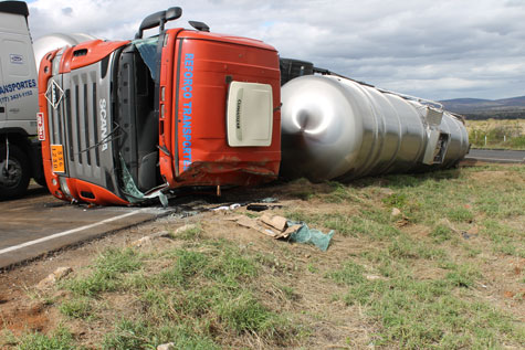 Brumado: Caminhão continua tombado no anel rodoviário