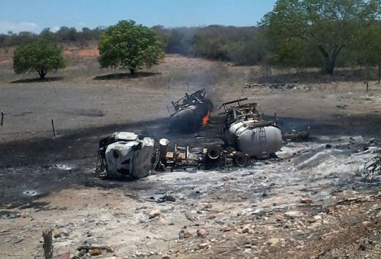 Carreta carregada com combustível tomba e pega fogo na BR-030