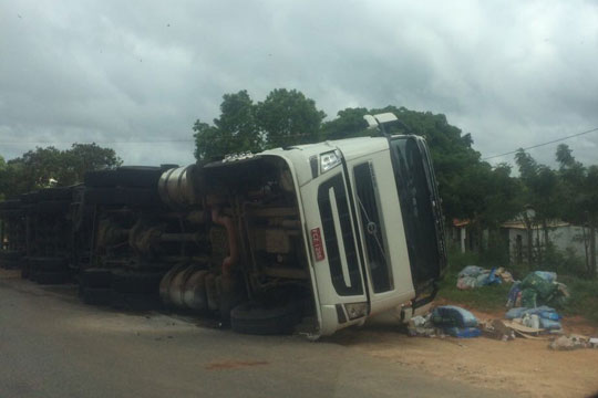 Carreta tomba na BR-030 em Caetité e carga fica espalhada na pista