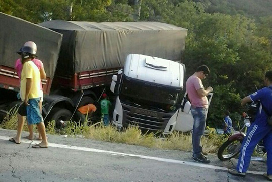 Carreta quase cai em ribanceira na Serra das Almas, no trecho entre Rio de Contas e Livramento